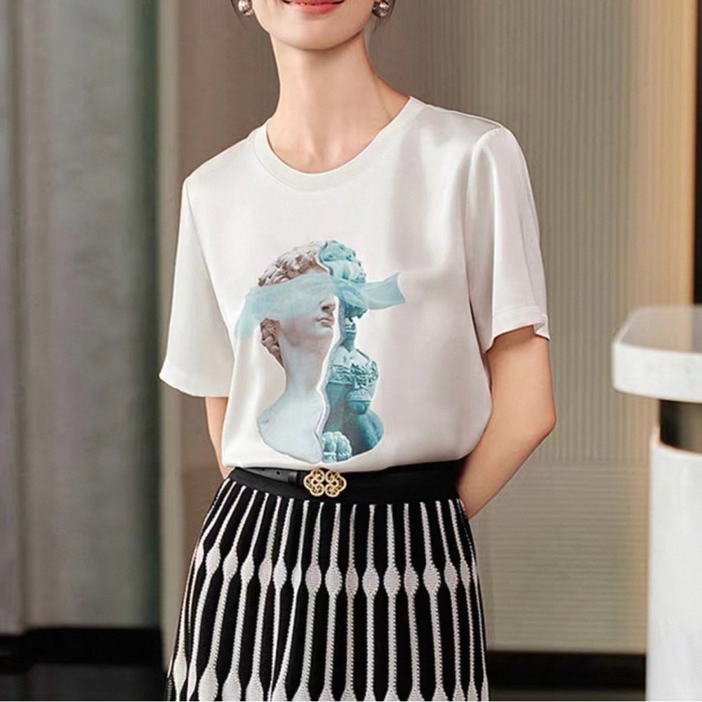 Women’s White Triacetate Short-Sleeve Graphic Tee with Blue Statue & Lion Motif